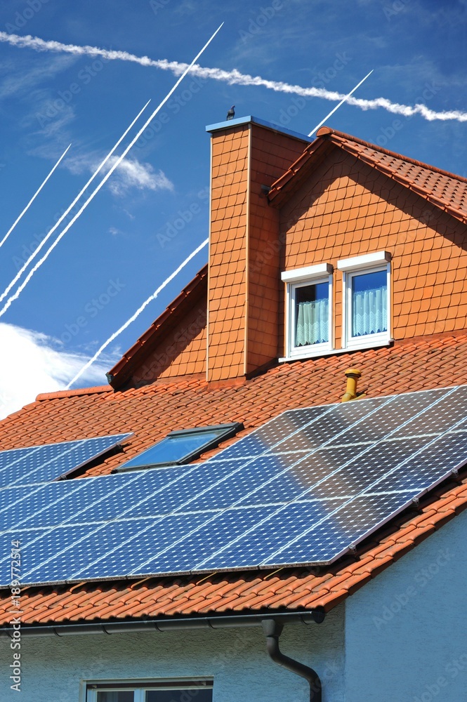 Fototapeta premium Solaranlage, auf einem Wohngebäude