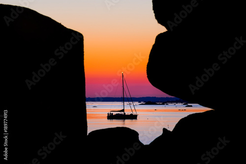Bretagne Finistère côte prés de Trévignon avec voilier dans le crépuscule - Brittany Finistère coast near Trevignon with sailboat in twilight 