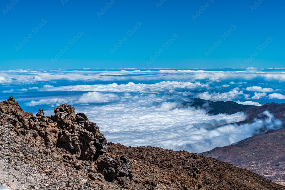 Kraterlandschaft des Vulkans Teide auf Teneriffa über den Wolken Kraterlandschaft des Vulkans Teide auf Teneriffa über den Wolken