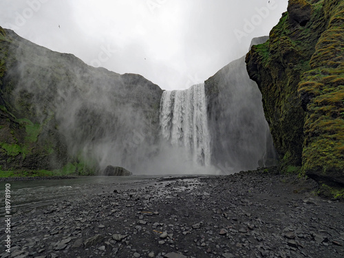 Skógafoss - ein Wasserfall des Flusses Skógá im Süden Islands 