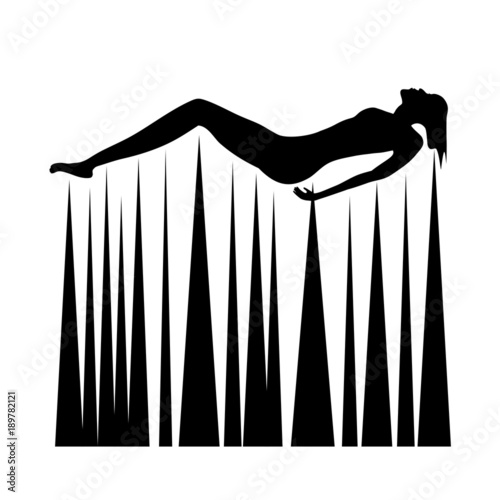 Pictogramme d'une femme nue harcelée allongée au dessus de pointes