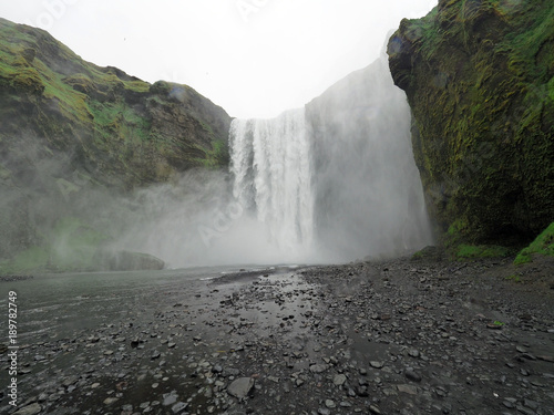 Skógafoss - ein Wasserfall des Flusses Skógá im Süden Islands 