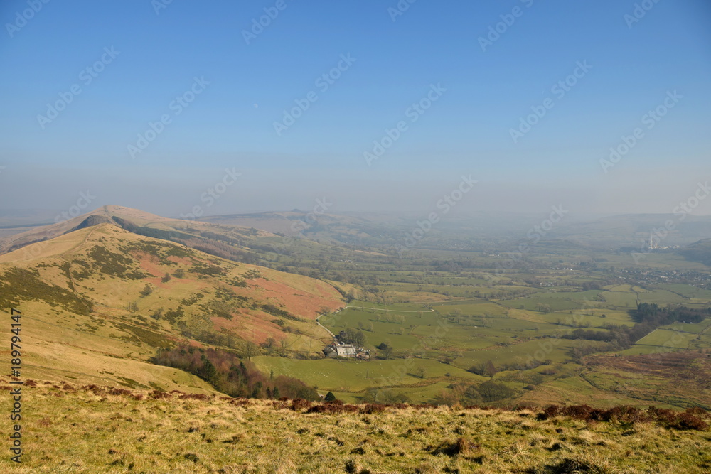 Obraz premium A hiking trail along the ridge of Mam Tor Mountain the beautiful Peak District countryside near Castleton, Derbyshire