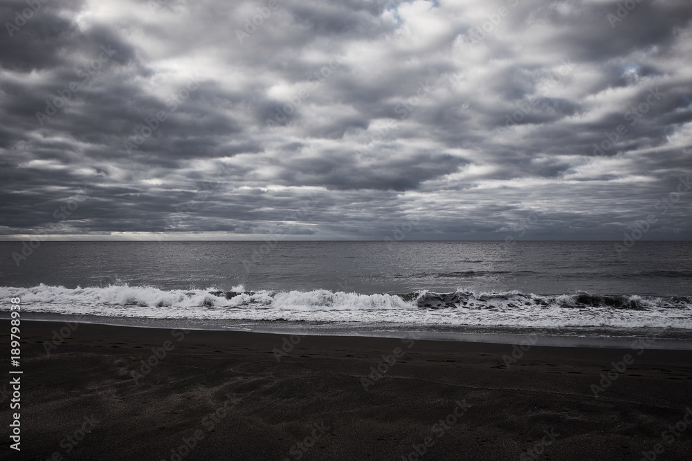 Schwarz weiß Foto eines Strandes auf Sao Miguel nah Ponta Delgada, Azoren