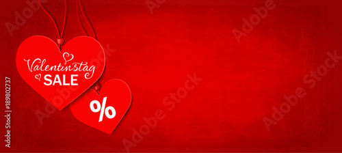 Valentinstag Sale - Hängende Herz Etiketten mit roter Textur Farbfläche 