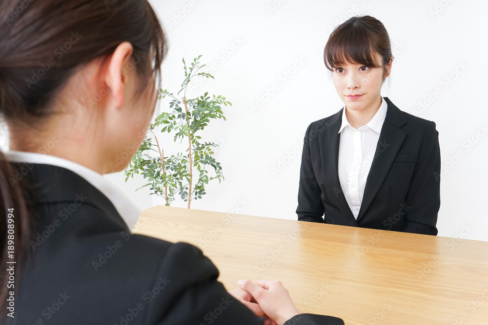 面接を受けるスーツ姿の女性 面接を受けるスーツ姿の女性