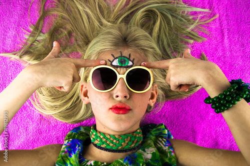 Foto girl teenager with a third eye painted on his forehead