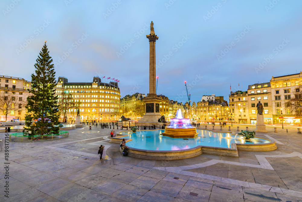 Trafalgar Square at night - obrazy, fototapety, plakaty 