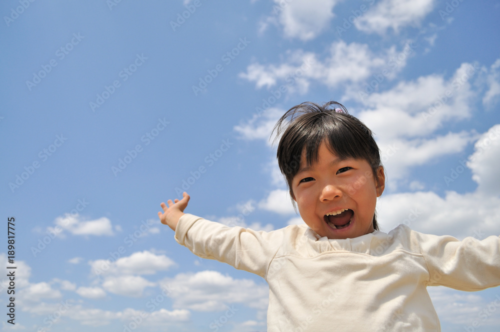 笑顔の女の子（青空）