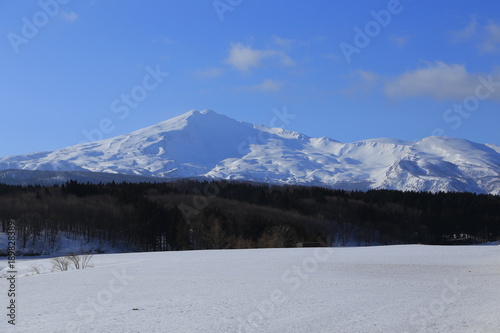 早春の鳥海山　にかほ市　Mt.Chokai in early spring / Nikaho, Akita, Japan