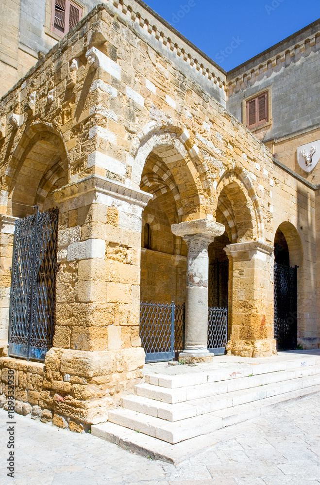 Fototapeta premium Brindisi, monuments and sea