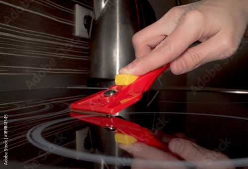 scraper for glass-ceramic in the hand clears the hob close