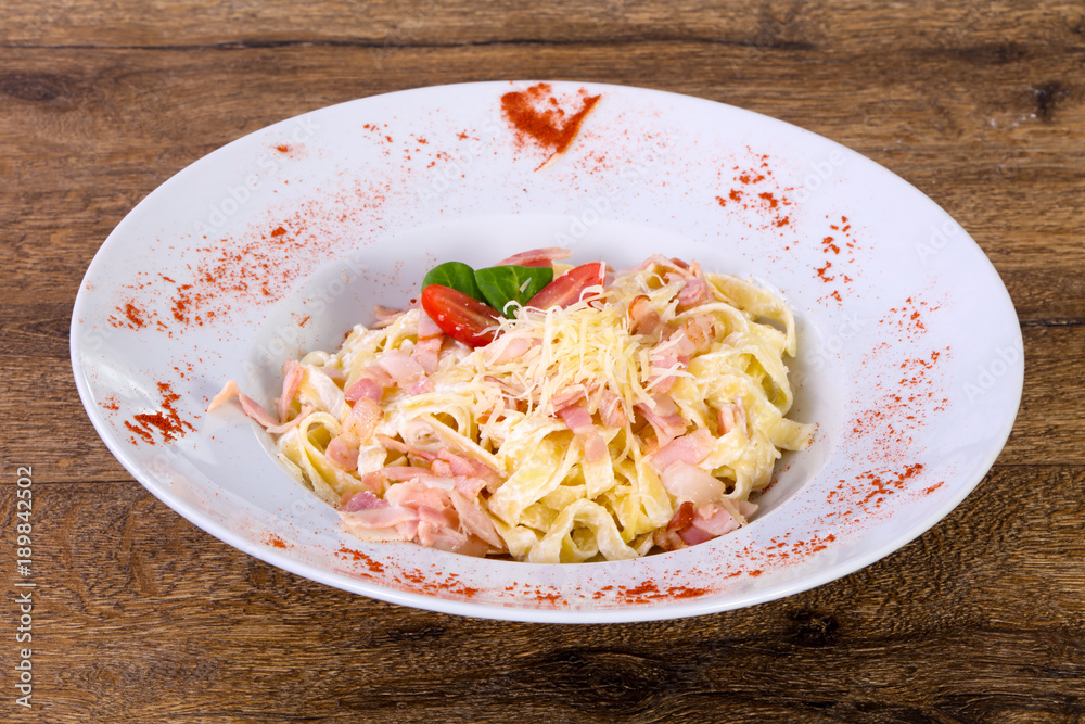 Carbonara pasta with cheese