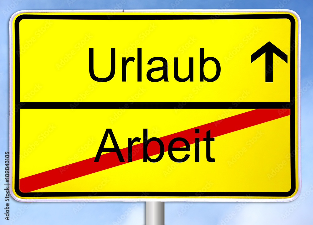 Gelbes Ortsschild zeigt Ende der Arbeit und Beginn des Urlaubs Stock