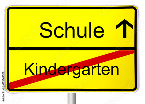 Strassenschild zeigt Ende Kindergarten und Beginn Schule