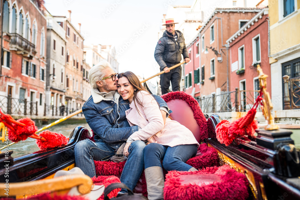 Fototapeta premium Couple sailing on venetian gondola