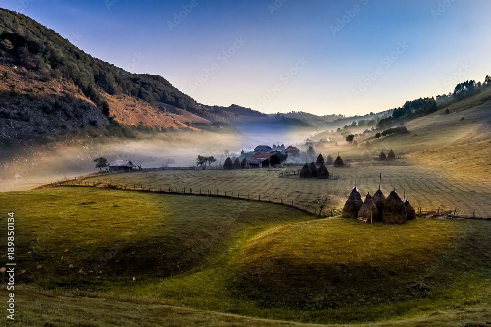 Φωτογραφία Beautiful rural mountain landscape in the sunrise light with morning fog, Fundat