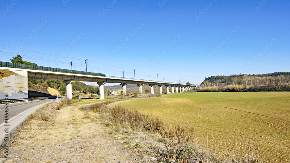 Carretera con puente en la comarca del Osona, Barcelona, Catalunya, España