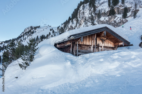 Schihütte in den verschneiten tiroler Bergen