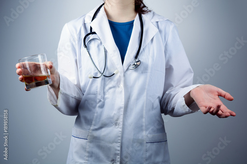 Φωτογραφία An untidy drunk doctor