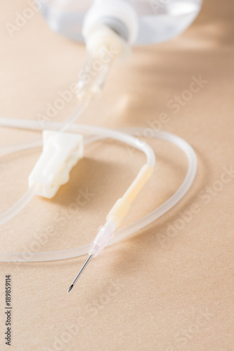 Fotografi hypodermic syringe of disposable infusion set on brown paper background