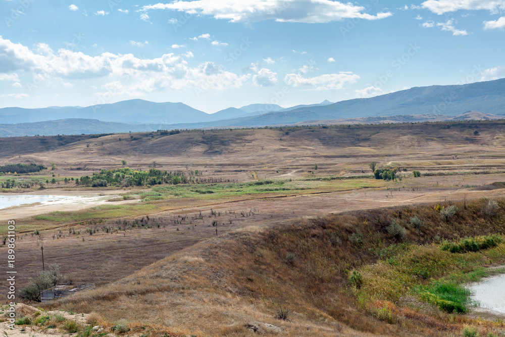 Fototapeta premium wide bay against backdrop of mountain ridge