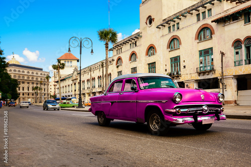 Fotografie Rose old american classical car in road of old Havana (Cuba)