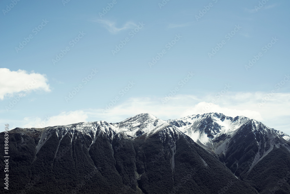 Montañas con picos nevados. Montañas con picos nevados.