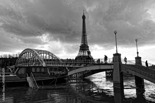 inondation de la Seine en noir et blanc à la passerelle Debily