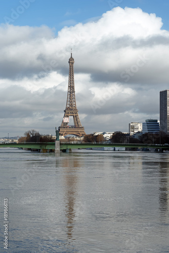 inondation de Paris et reflet de de la Tour Eiffel dans la Seine © hassan bensliman