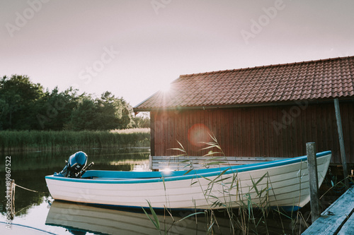 Boot am Bootshaus in Schweden an der Küste in der Abendsonne