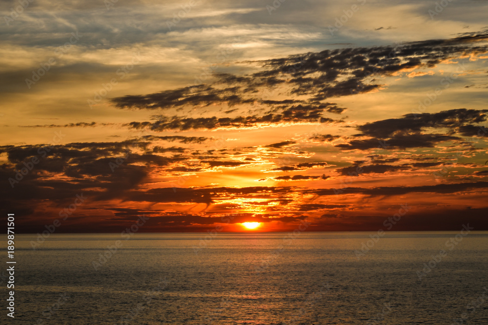 Fototapeta premium dramatic sunset over the ocean