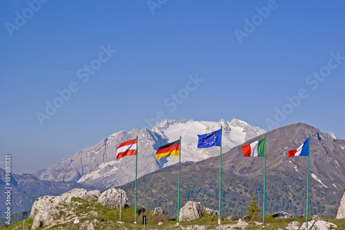 Flaggenparade auf dem Falzaregopass photo