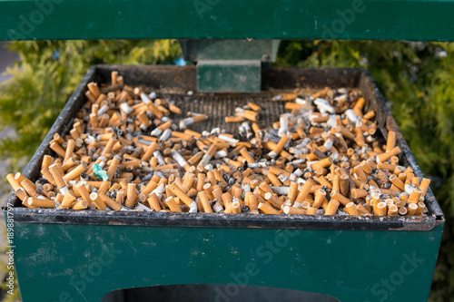 Zigarettenpause - Kippen im Aschenbecher © Sir_Oliver