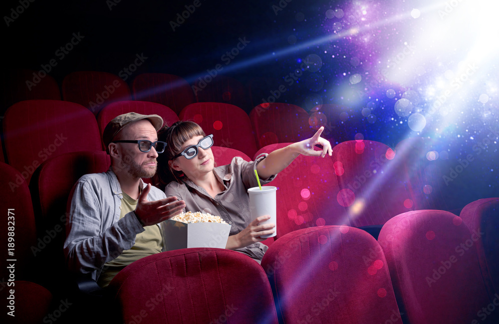 Naklejka premium Romantic couple sitting at spectacle