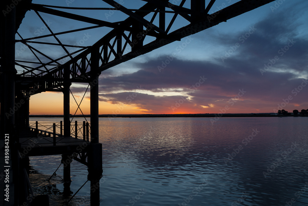 Puesta de sol desde el muelle del Tinto en Huelva