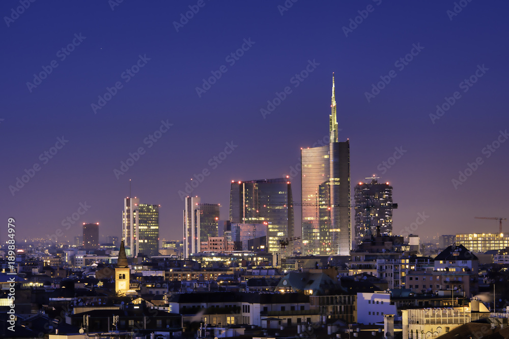 Obraz premium Mediolan nocą, nowe wieżowce z kolorowymi światłami. Włoska panorama krajobrazu.