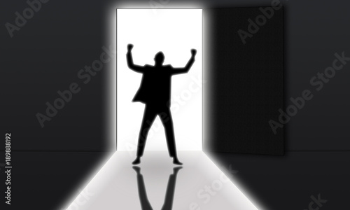 Hombre en una habitaci  n oscura con una r  faga de luz detr  s de la puerta.