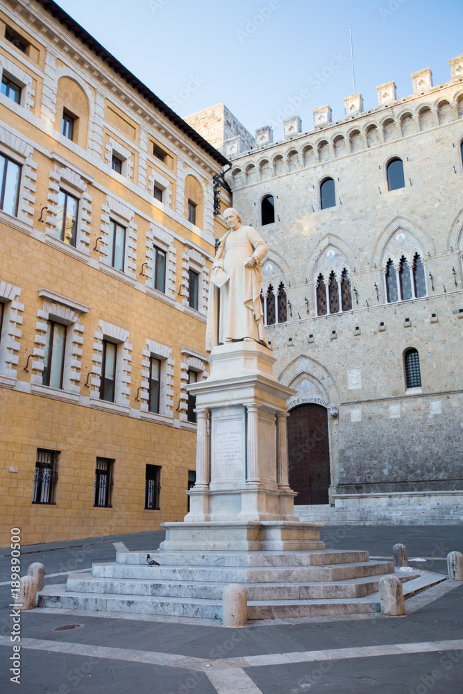 Palazzo Salimbeni with a statue of Sallustion Bandinii, Siena, Tuscany, Italy, Europe
