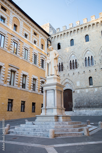 Palazzo Salimbeni with a statue of Sallustion Bandinii  Siena  Tuscany  Italy  Europe