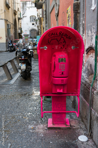 Telefono pubblico vandalizzato