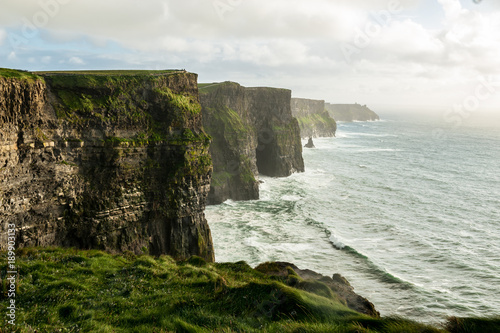 Cliffs of Moher, najczęściej odwiedzana naturalna atrakcja turystyczna w Irelands, to klify morskie znajdujące się na południowo-zachodnim krańcu regionu Burren w hrabstwie Clare w Irlandii.