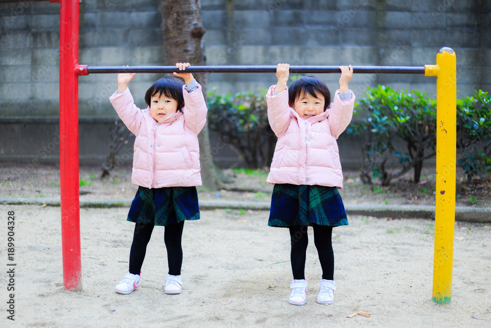 Fototapeta premium 公園遊んでいる子供
