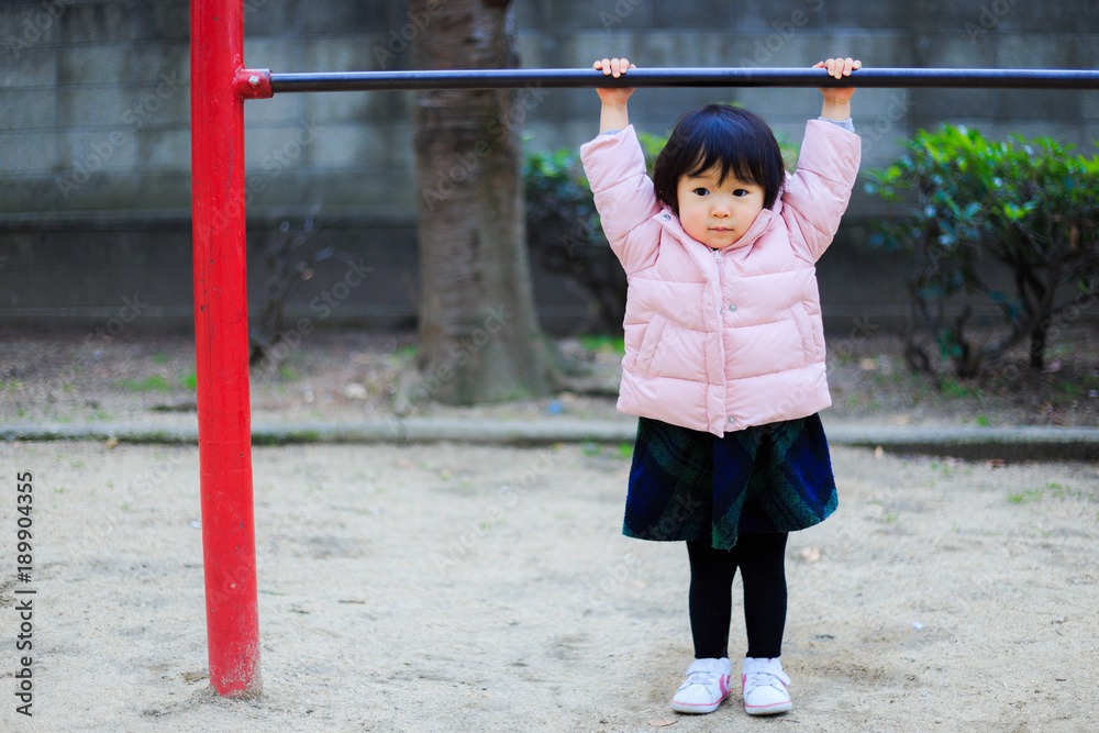 Fototapeta premium 公園遊んでいる子供