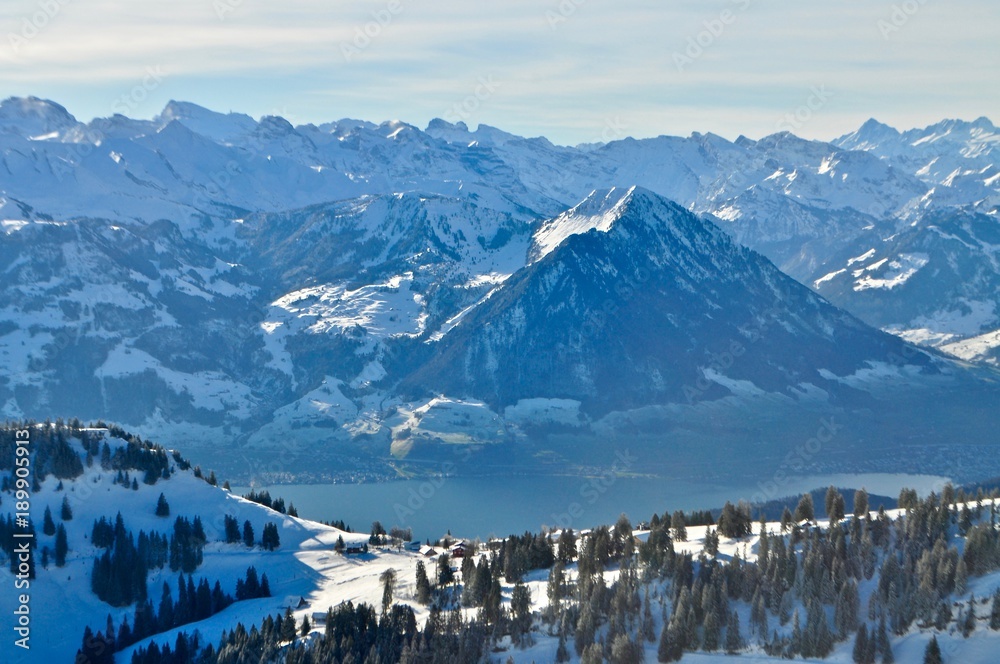 Panorama im Winter, mit Blick vom Berg Rigi auf den Vierwaldstättersee und die Bergwelt der Zentralschweiz - die Berge Stanserhorn, Bürgenstock, Glogghuis, Hoh Brisen, Brunnistock, Engelberg, 