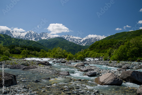 北アルプス白馬岳と松川（新緑期） © carrottomato