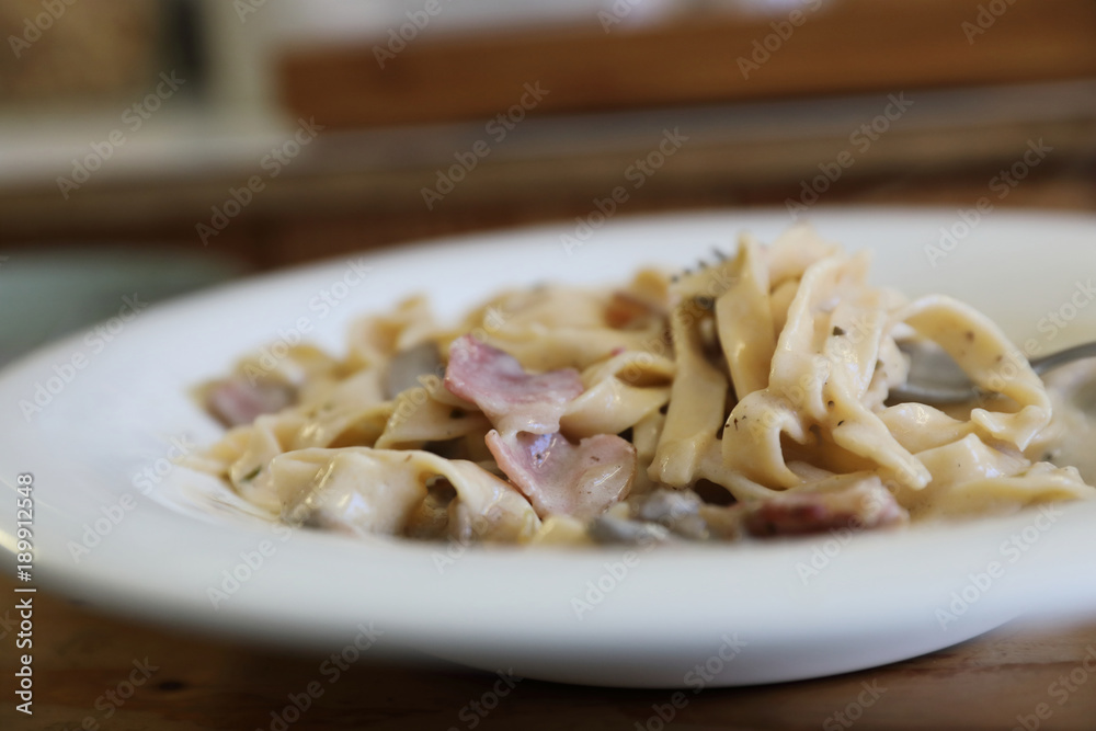 pasta fettuccine alfredo white sauce with ham bacon and mushroom pasta fettuccine alfredo white sauce with ham bacon and mushroom