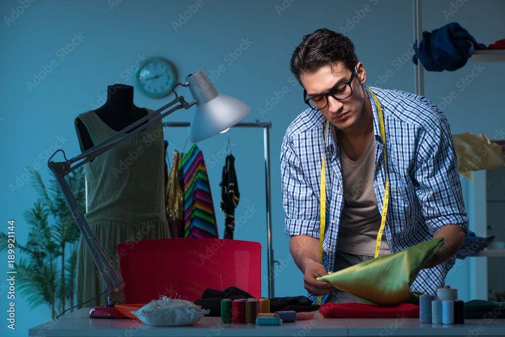 Obraz premium Male tailor working in sewer shop