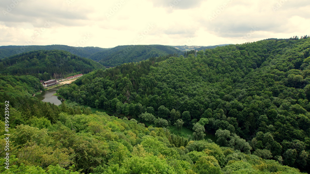 Porośnięte lasem góry Sowie, w pobliżu jeziora Lubachowskiego - piękno polskich Sudetów