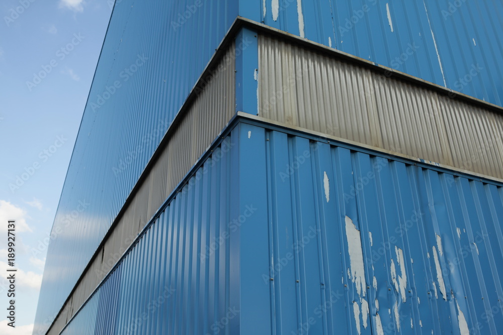 Fototapeta premium Werkshalle vor blauem Himmel